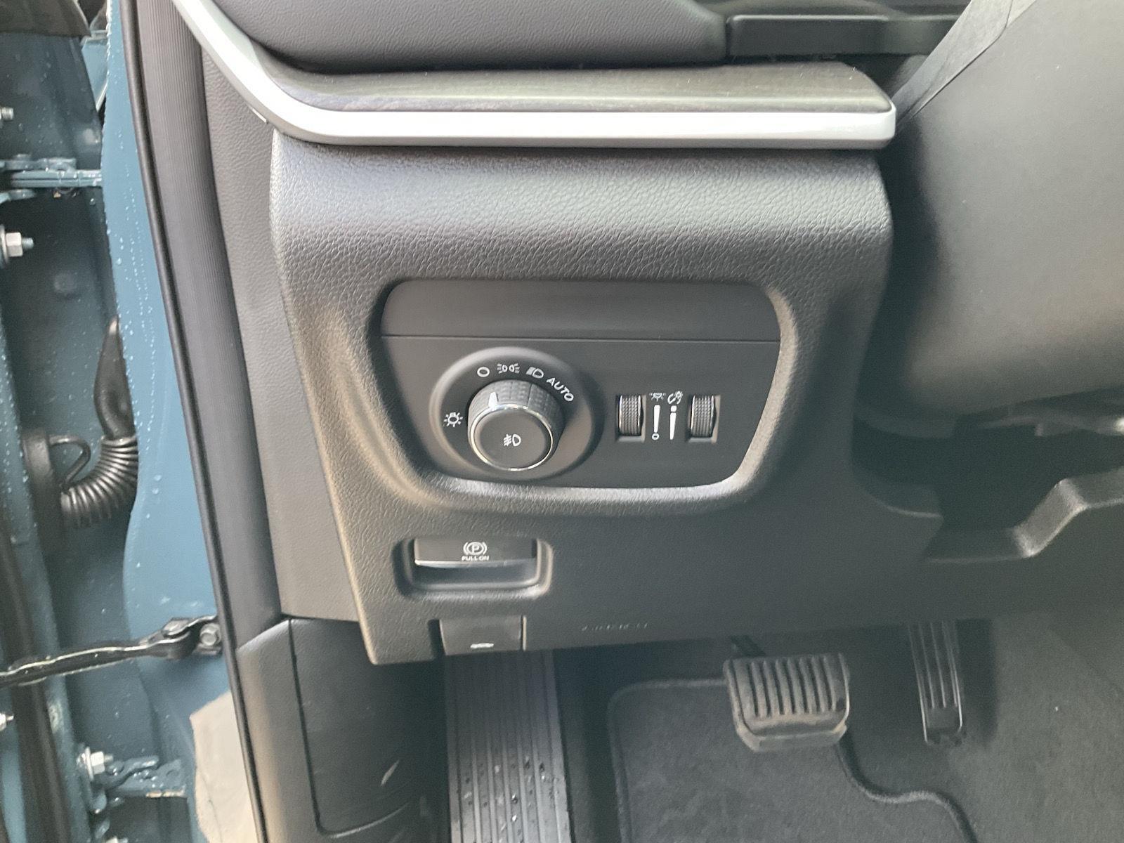 Vehicle photo 12