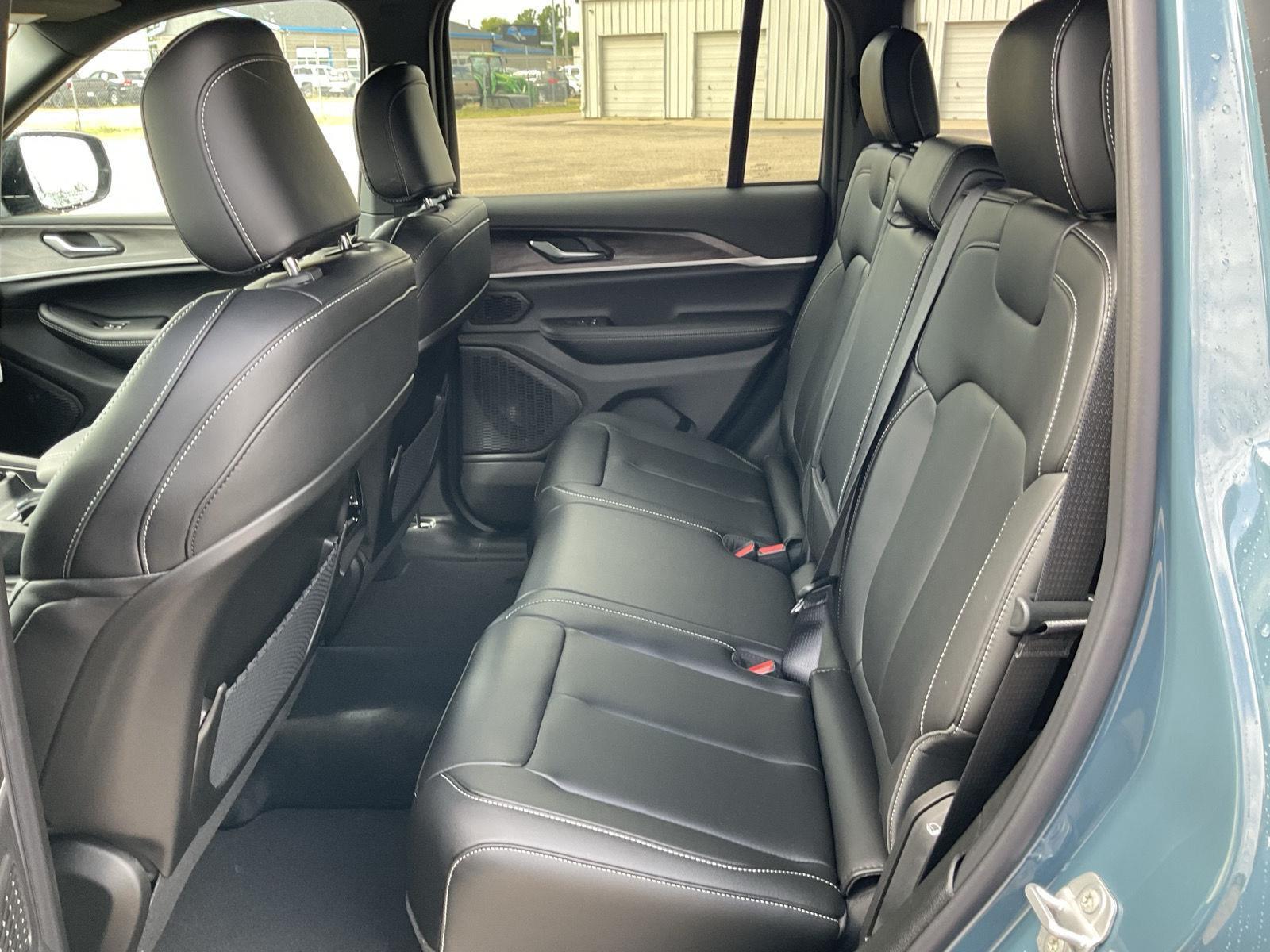 Vehicle photo 13