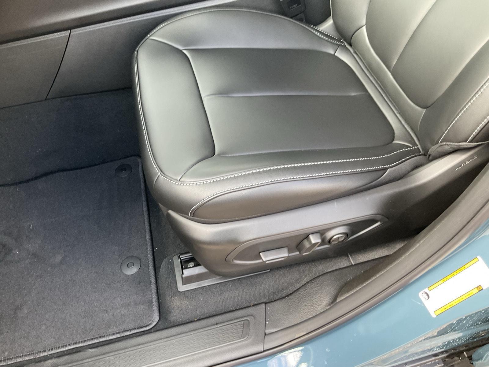 Vehicle photo 14