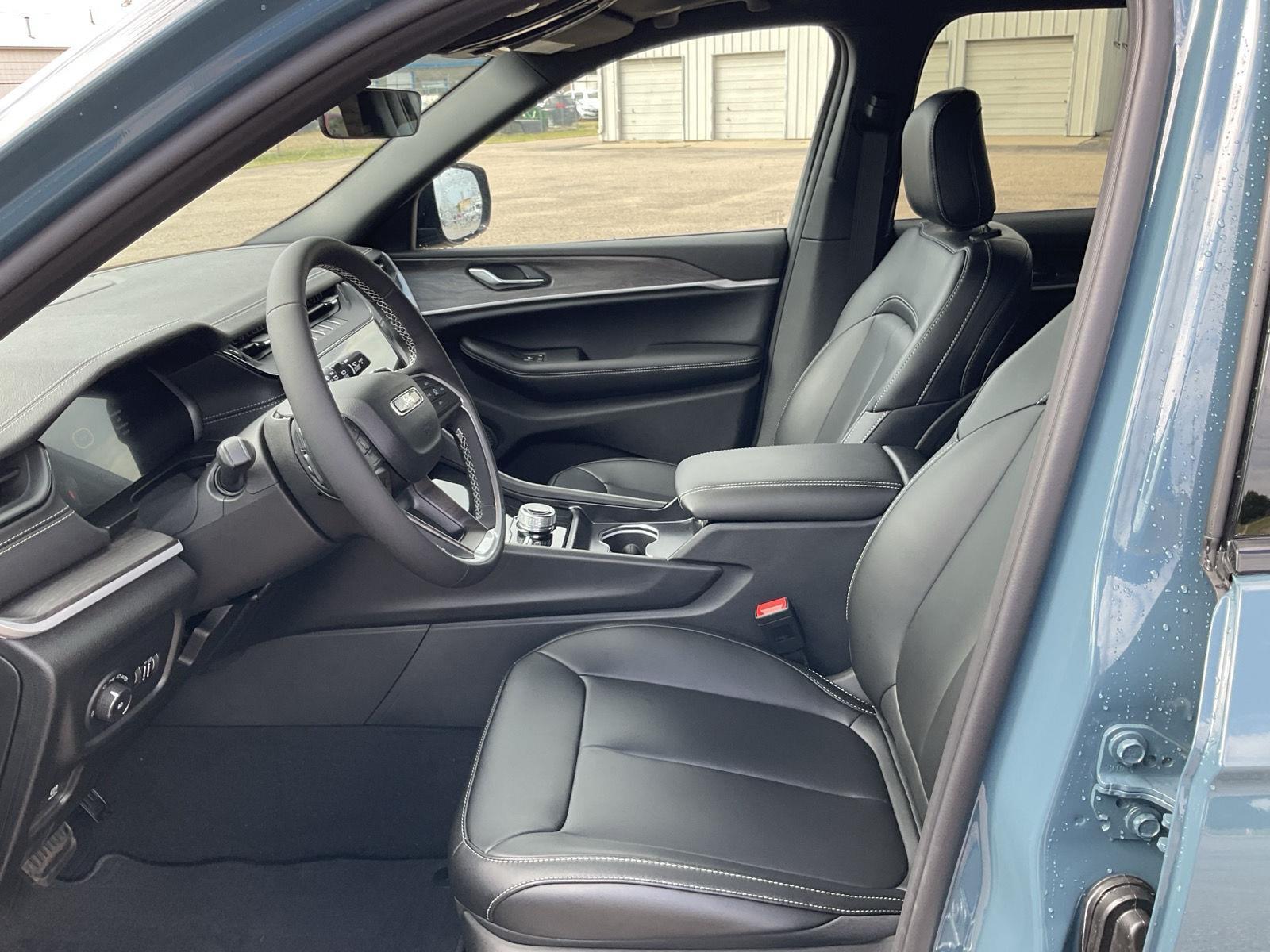 Vehicle photo 16