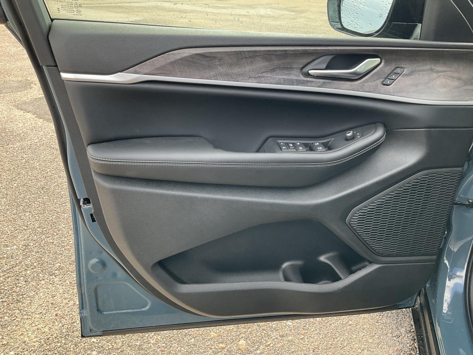 Vehicle photo 17