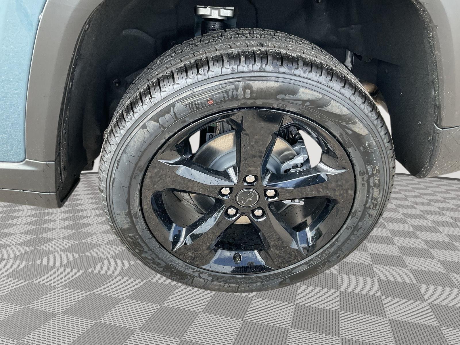 Vehicle photo 21