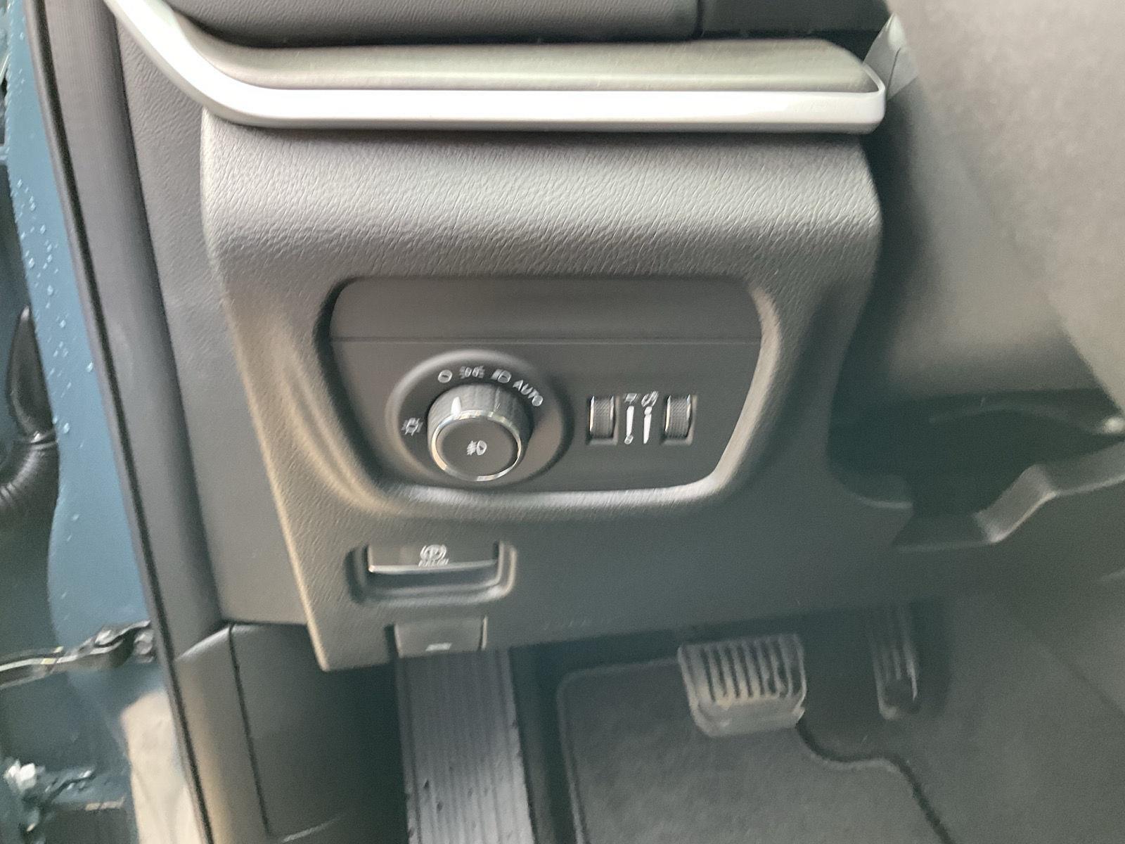 Vehicle photo 12