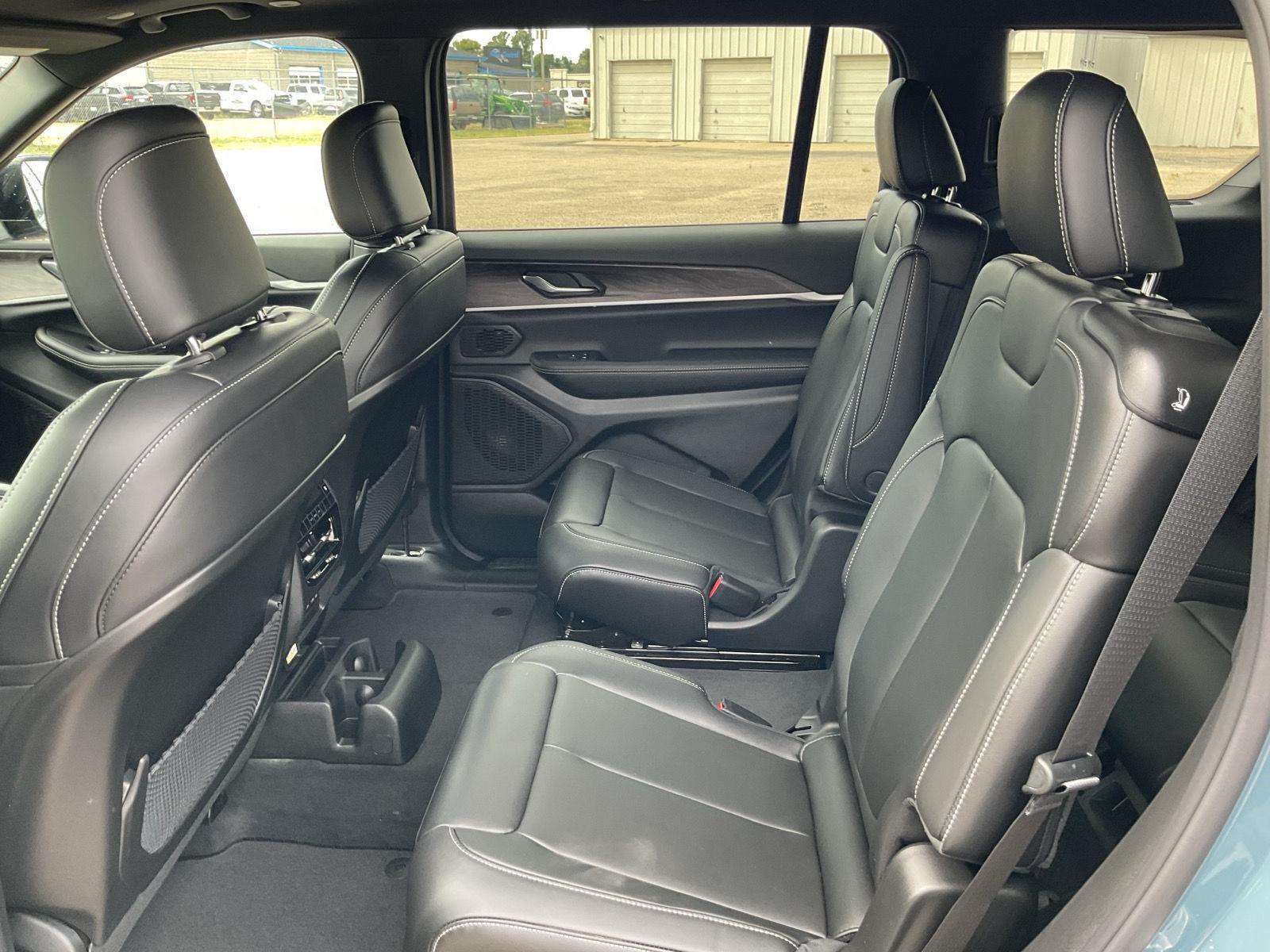Vehicle photo 13