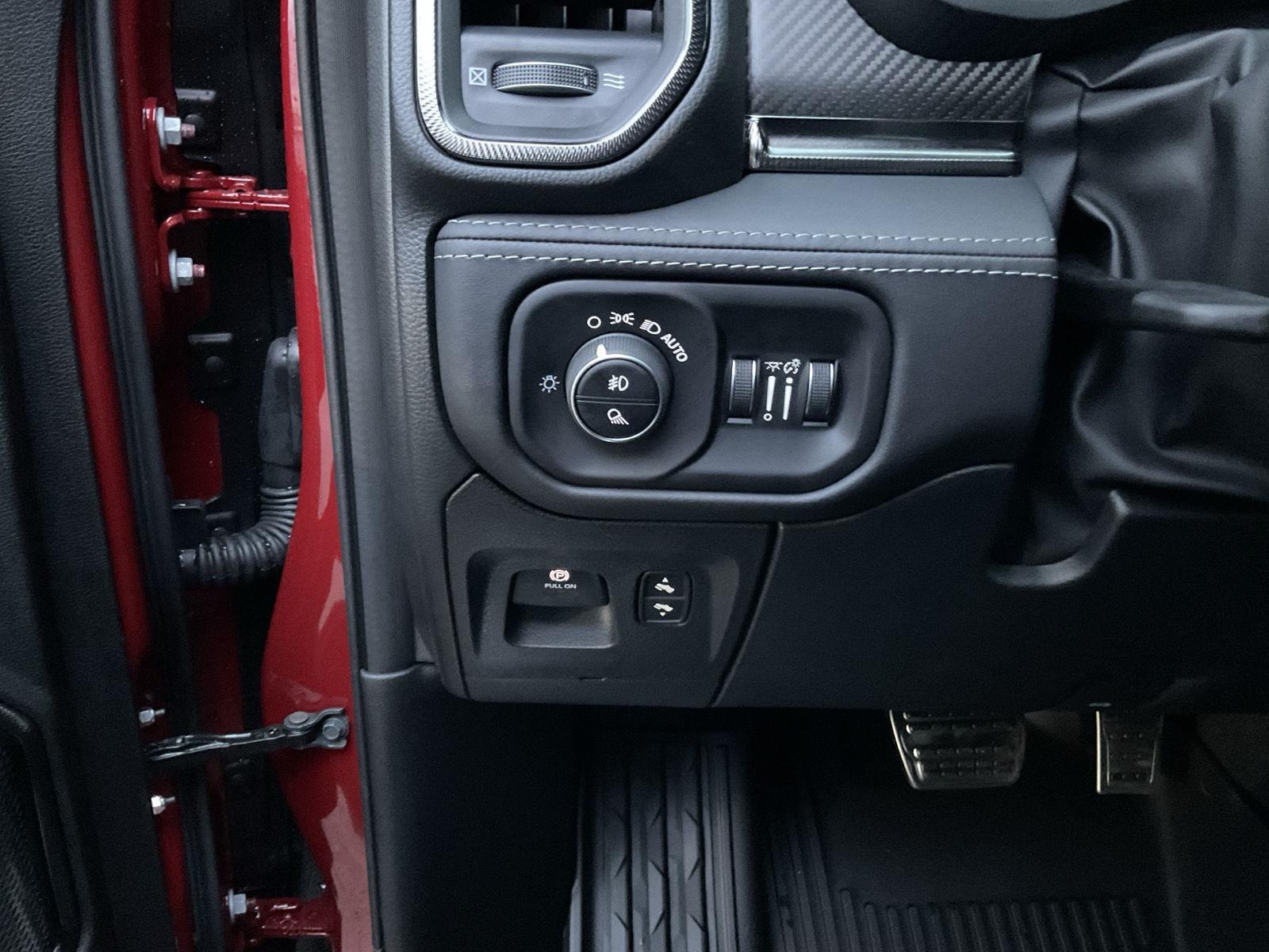 Vehicle photo 12