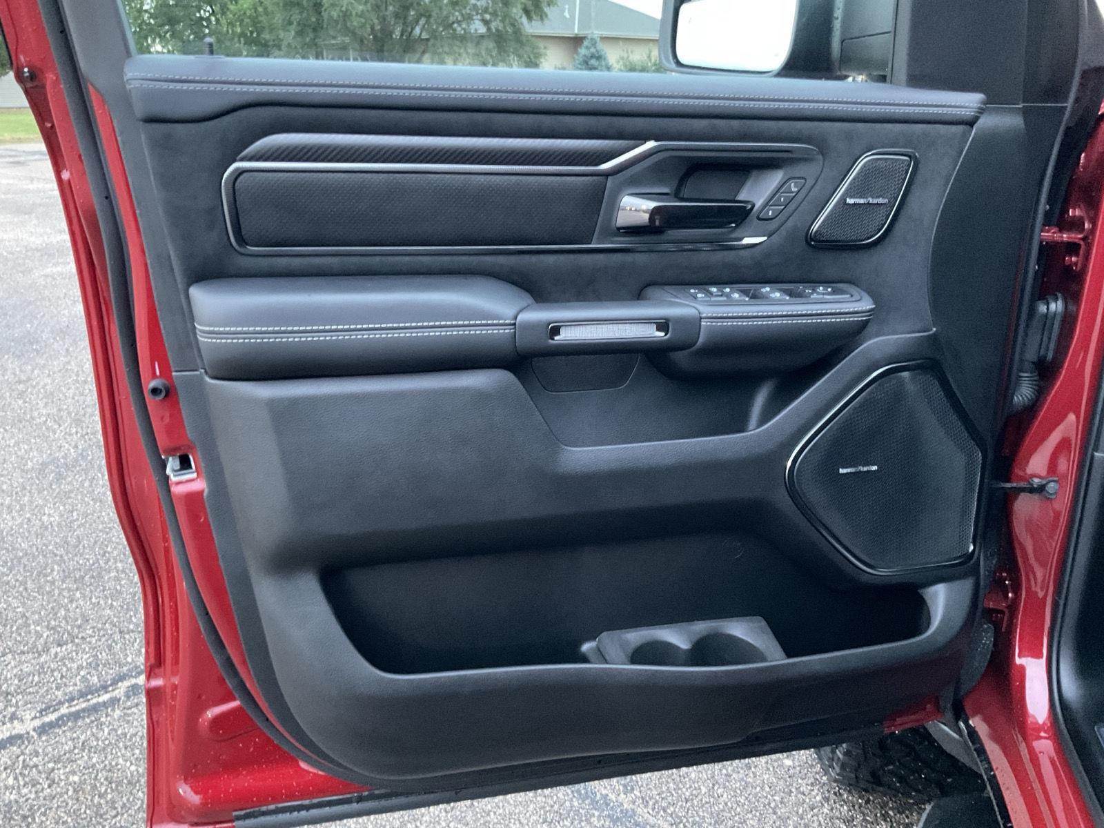 Vehicle photo 13