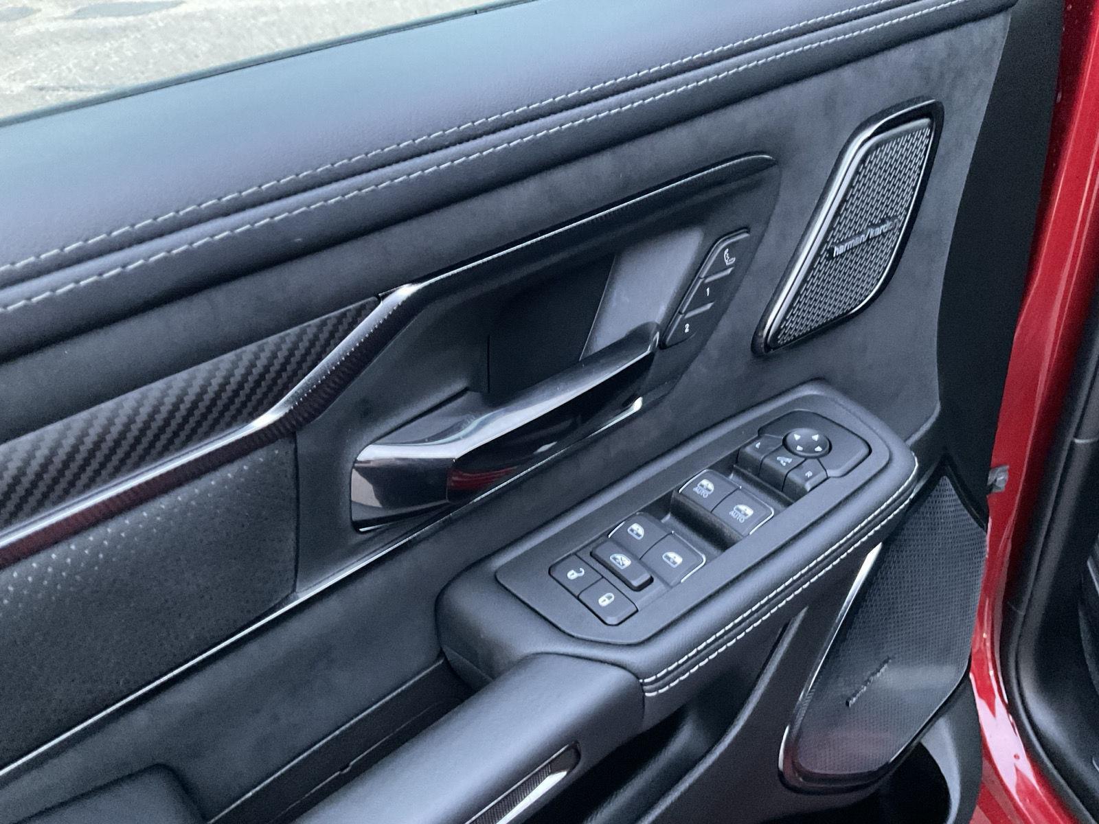 Vehicle photo 14