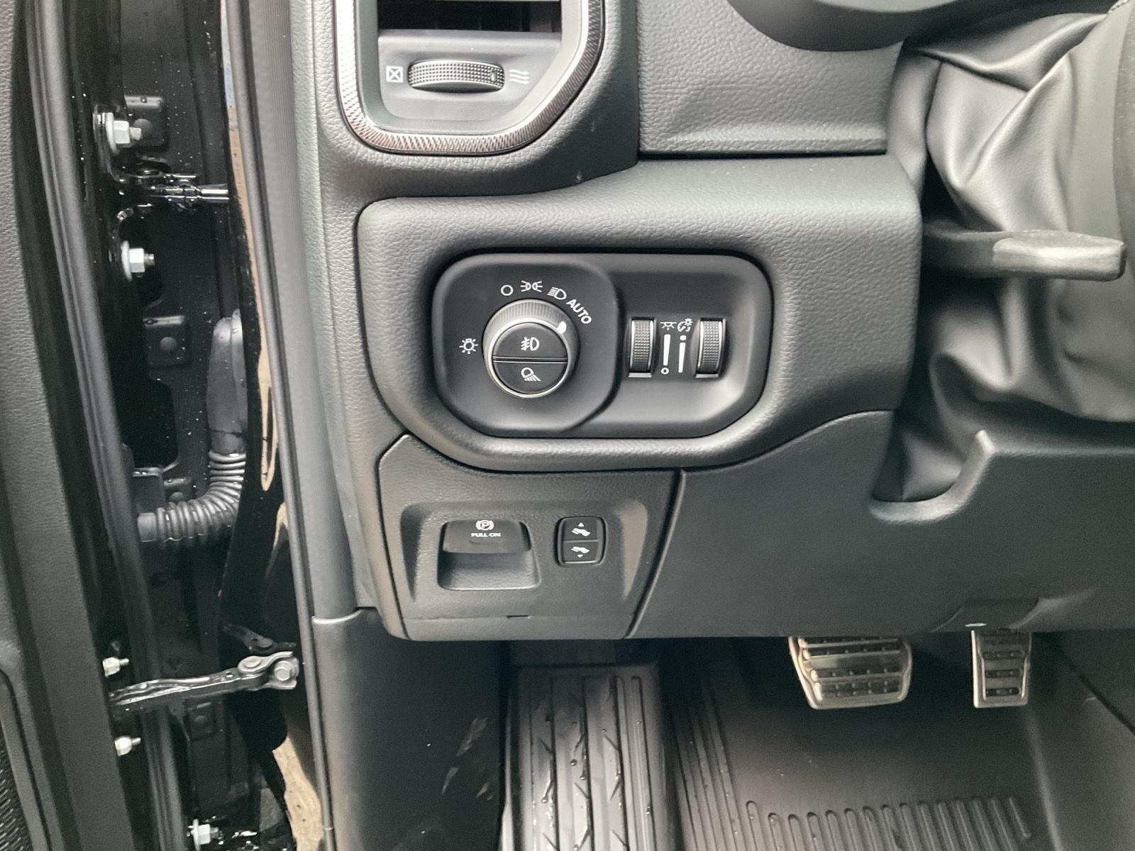 Vehicle photo 12