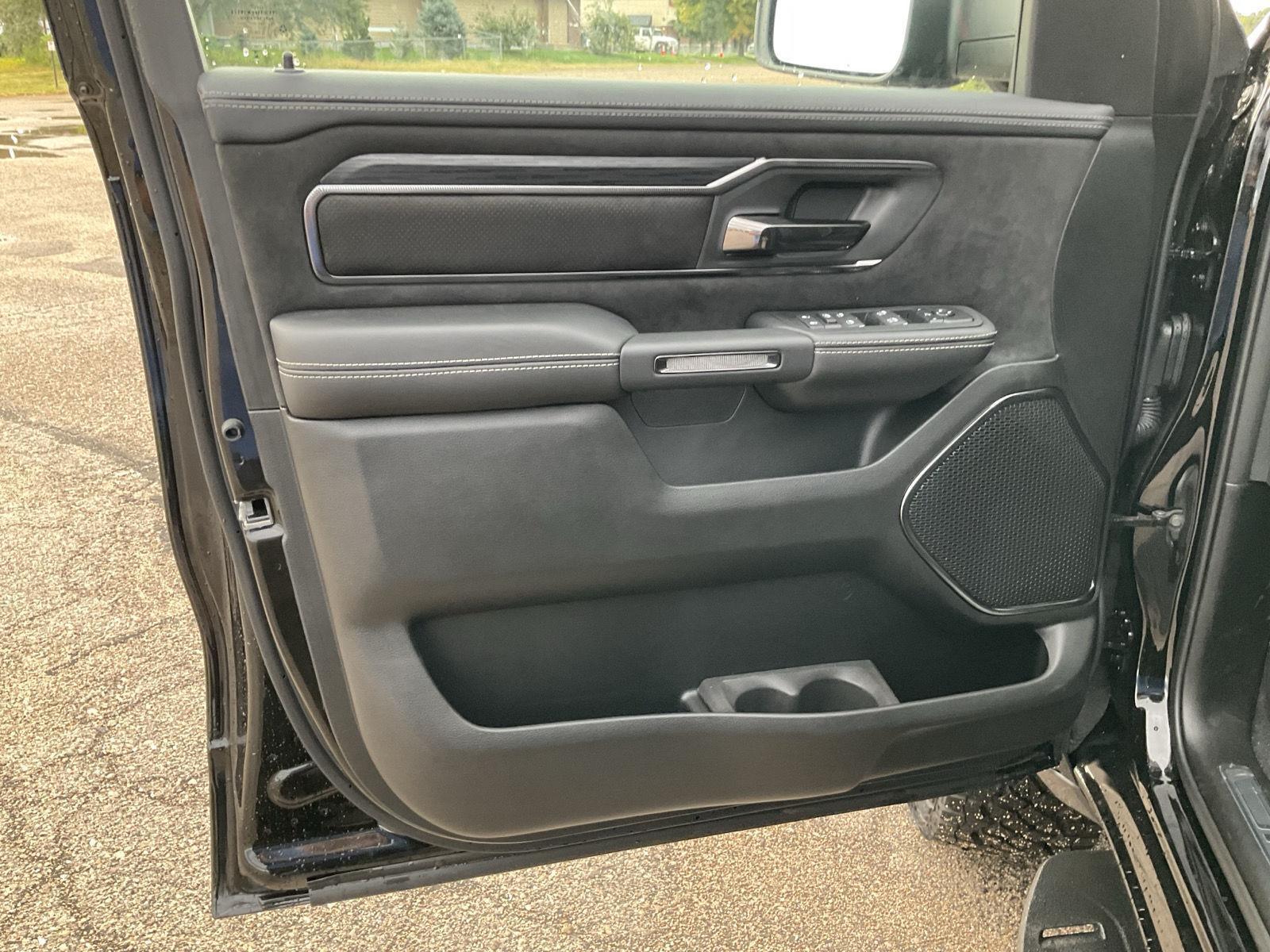 Vehicle photo 13