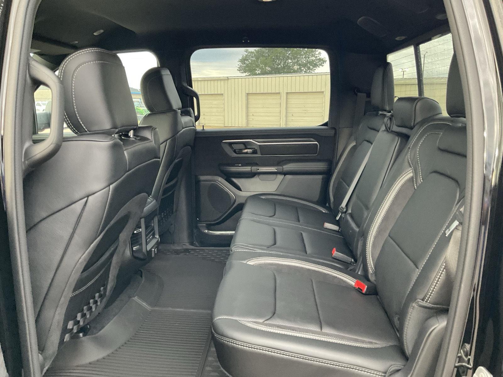 Vehicle photo 17