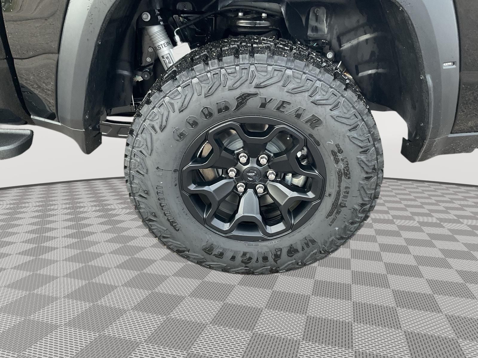 Vehicle photo 19