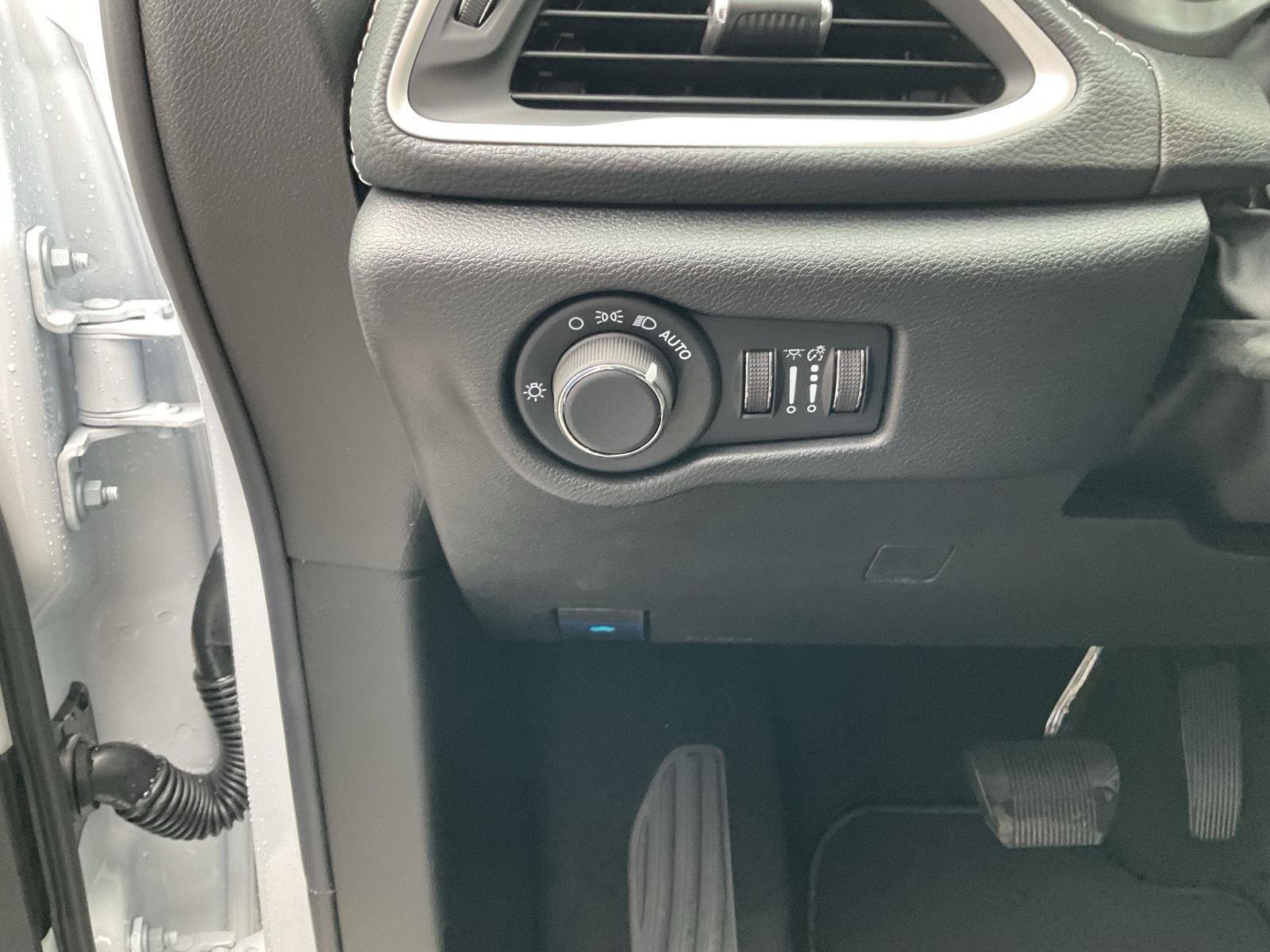 Vehicle photo 12