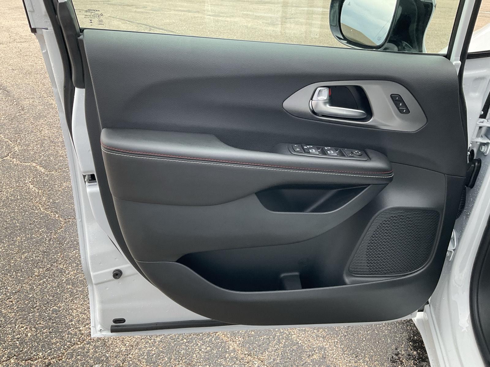 Vehicle photo 13