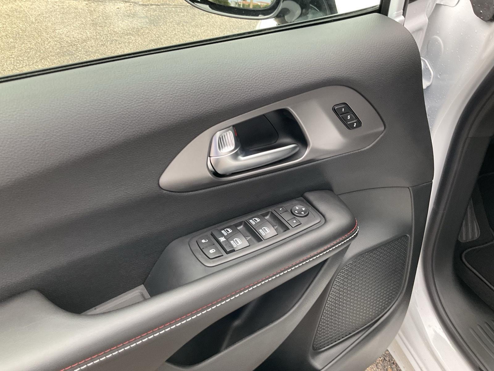 Vehicle photo 14