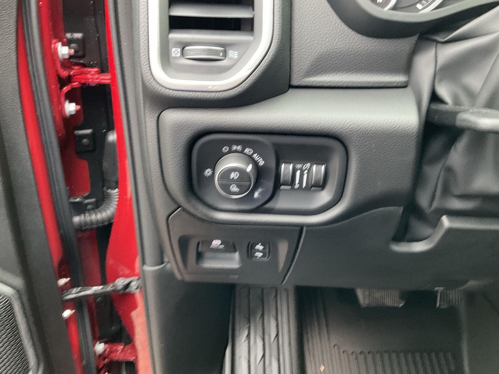 Vehicle photo 13