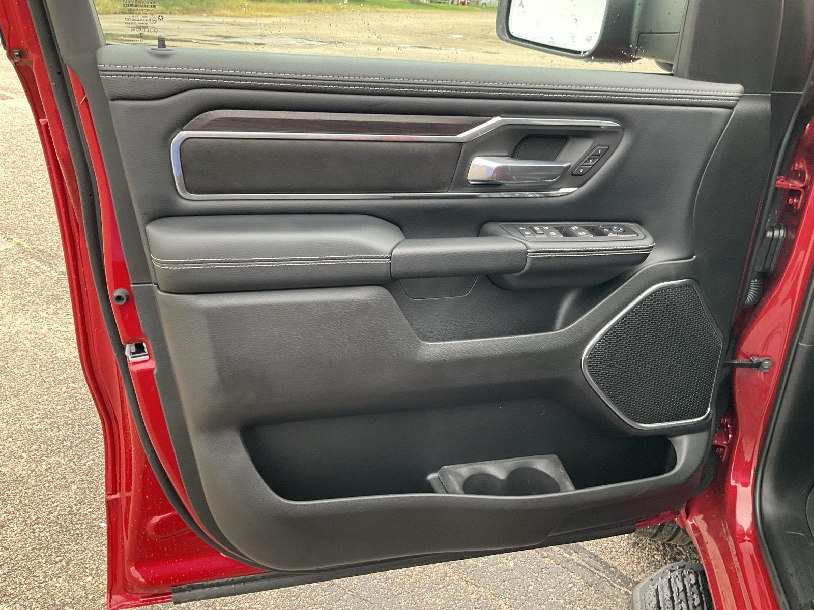 Vehicle photo 14