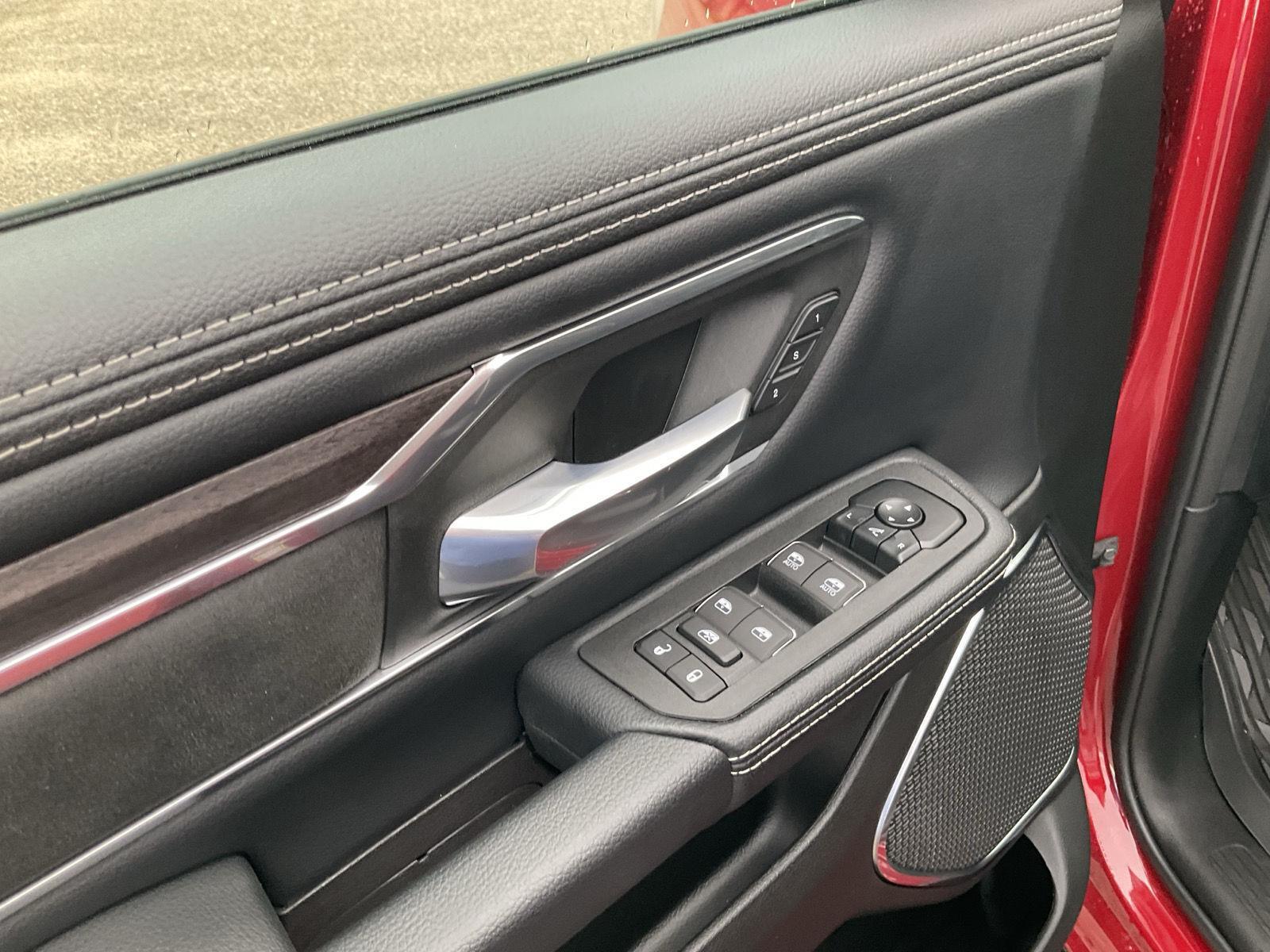Vehicle photo 15