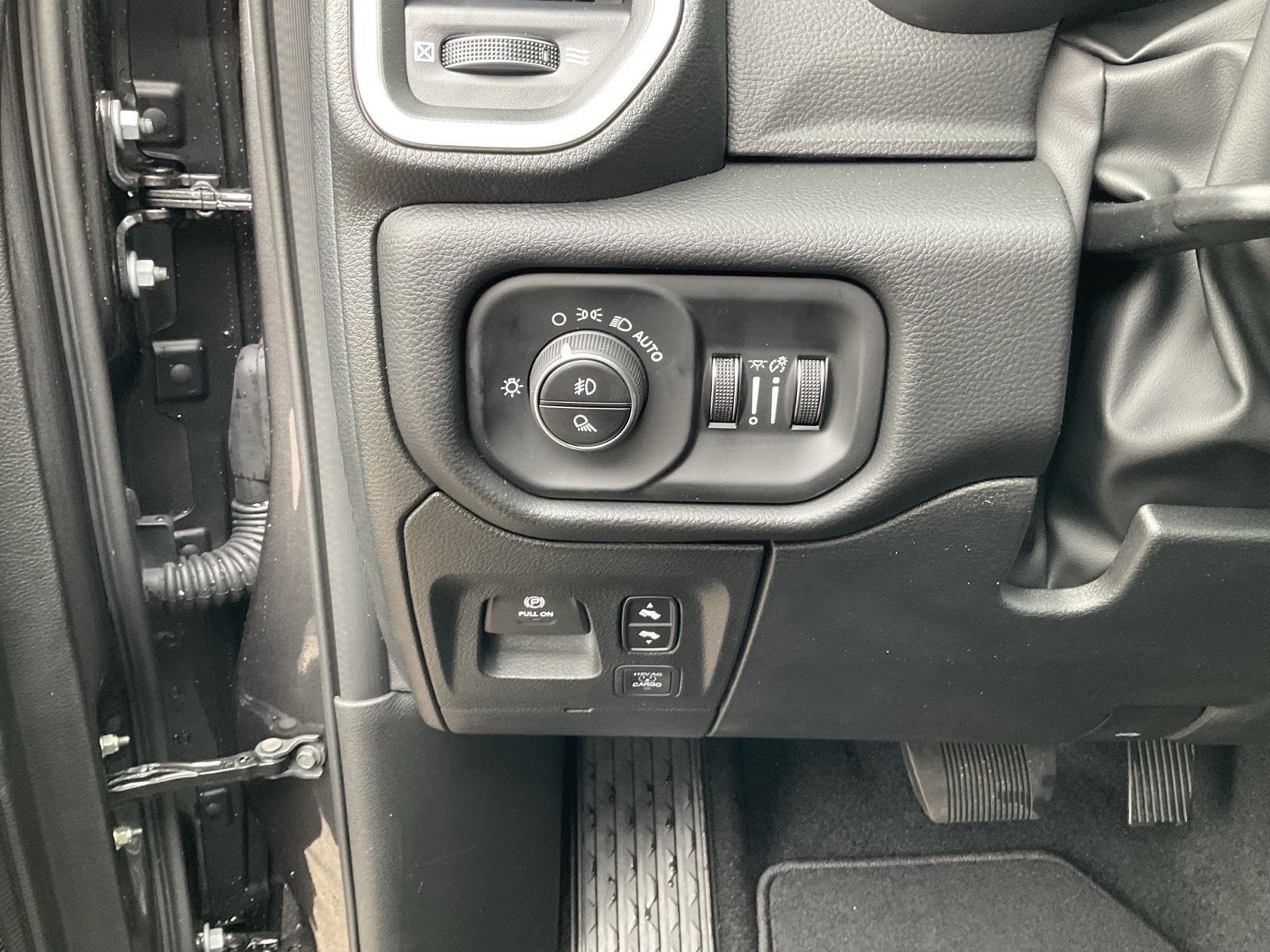 Vehicle photo 12