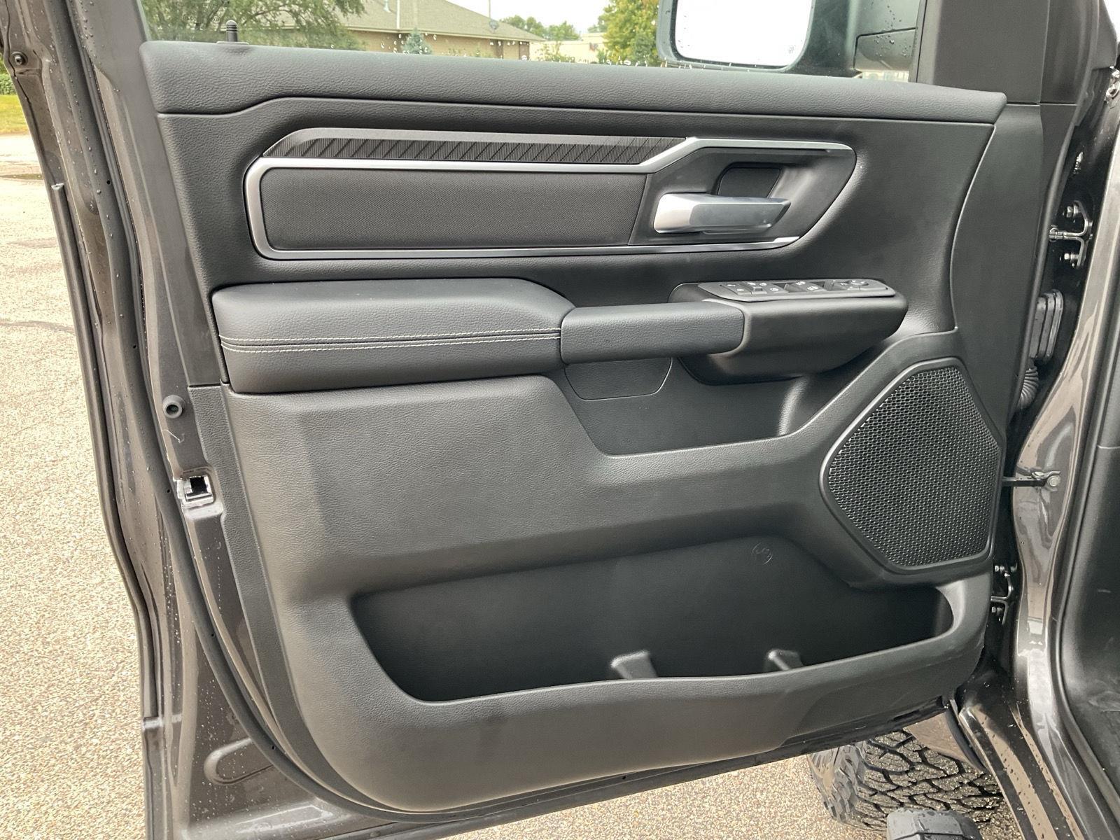 Vehicle photo 13