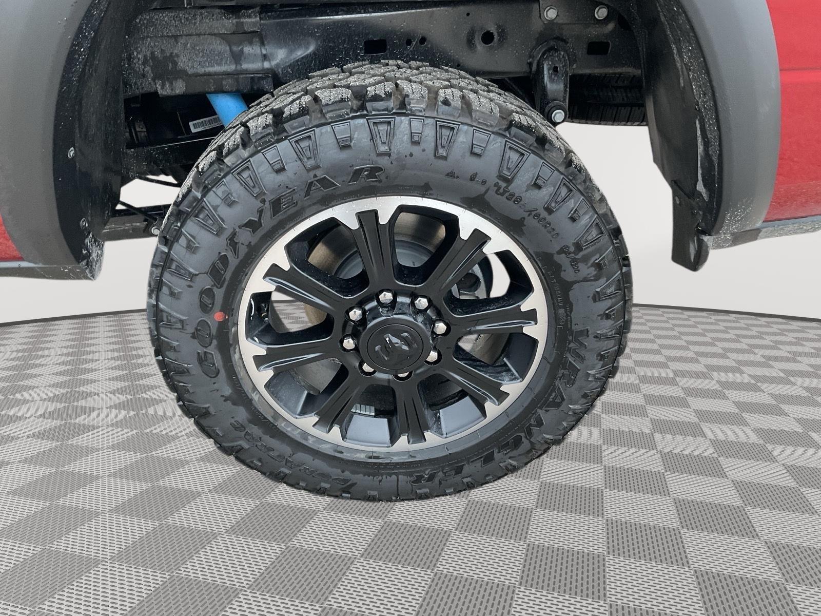 Vehicle photo 17