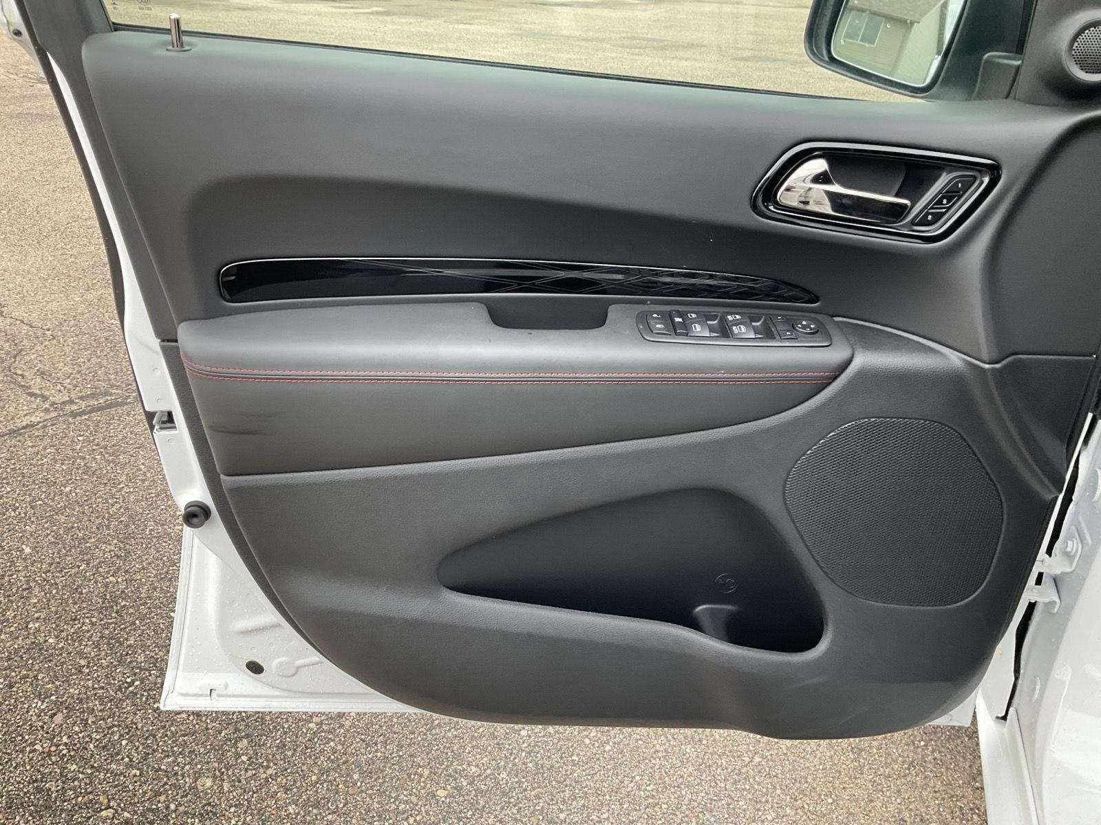 Vehicle photo 12