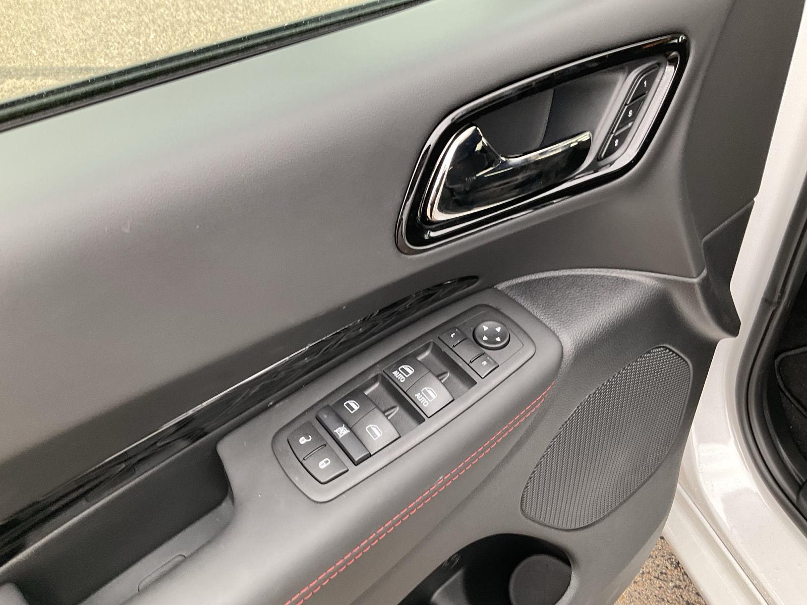 Vehicle photo 13