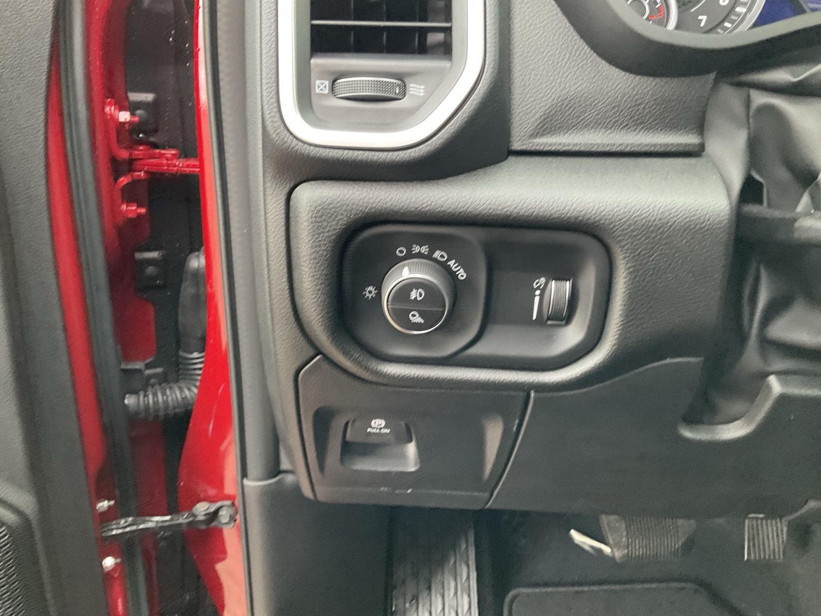 Vehicle photo 12