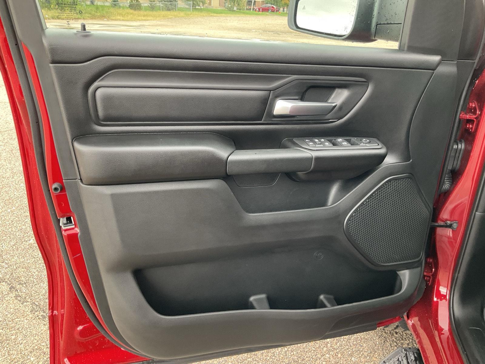 Vehicle photo 13