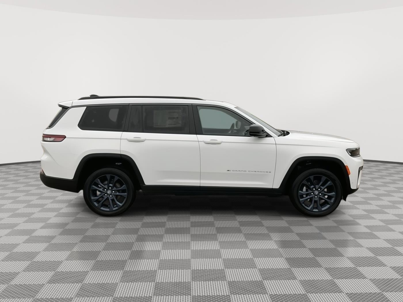 Vehicle photo 6