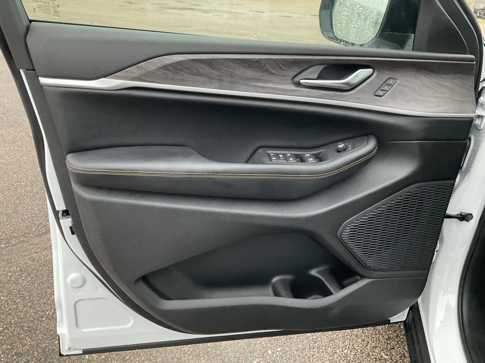 Vehicle photo 11