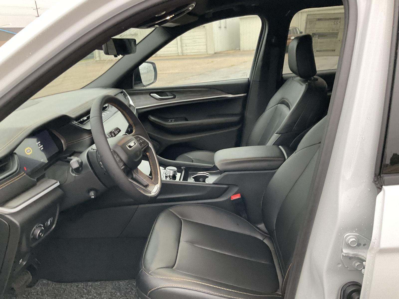 Vehicle photo 12
