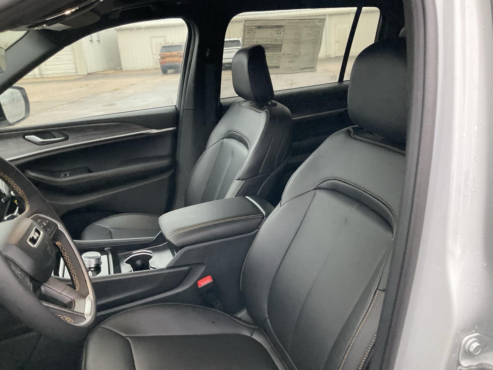 Vehicle photo 13