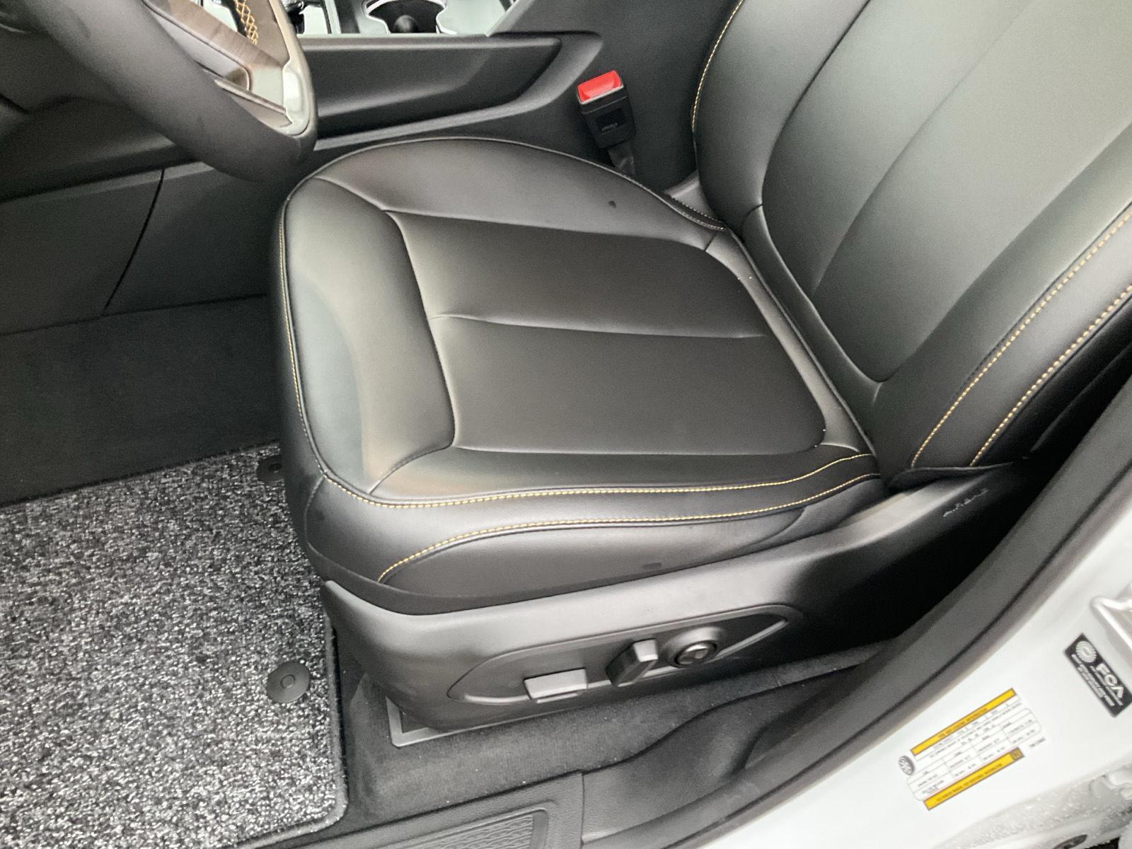 Vehicle photo 14