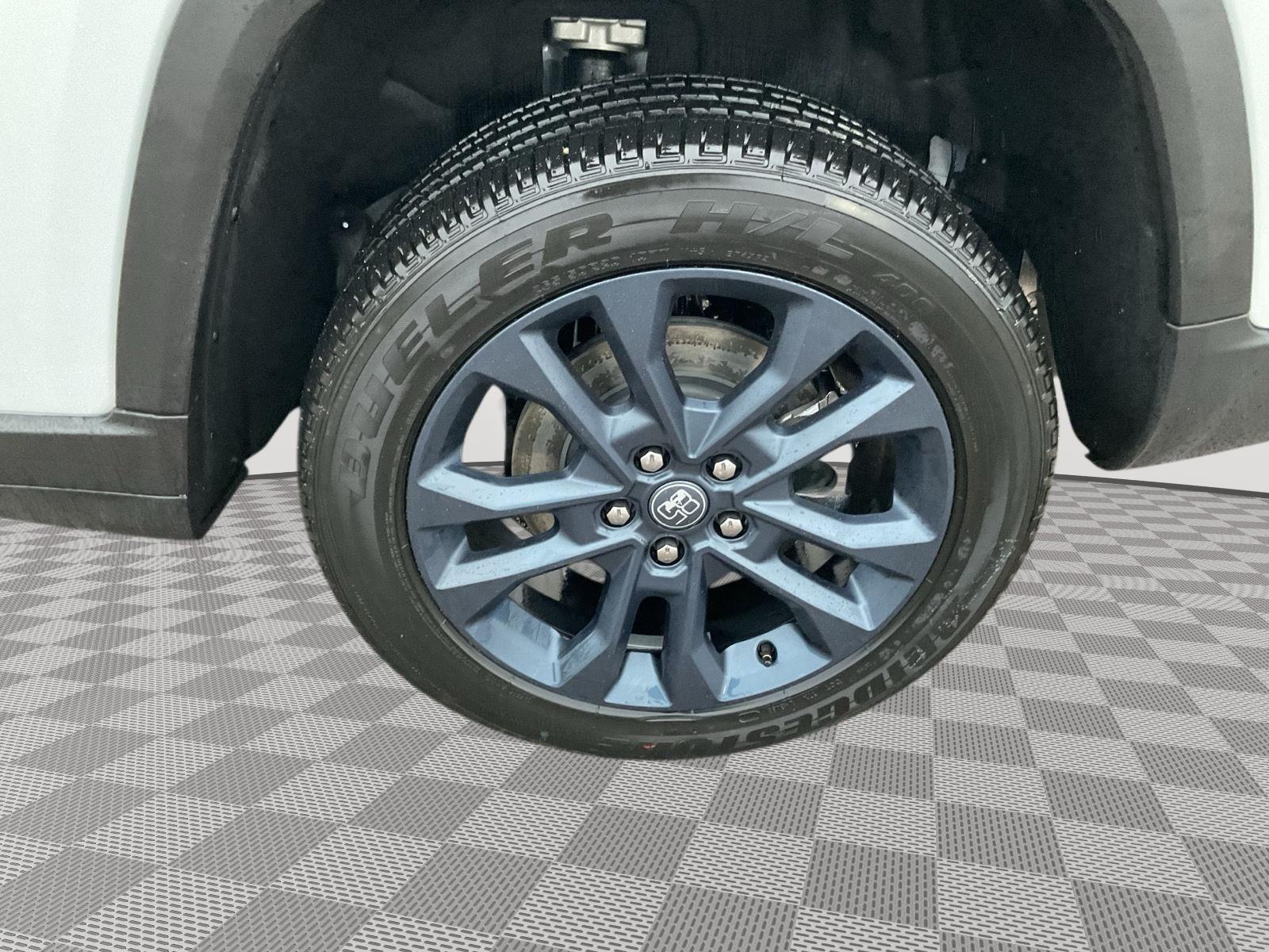 Vehicle photo 17