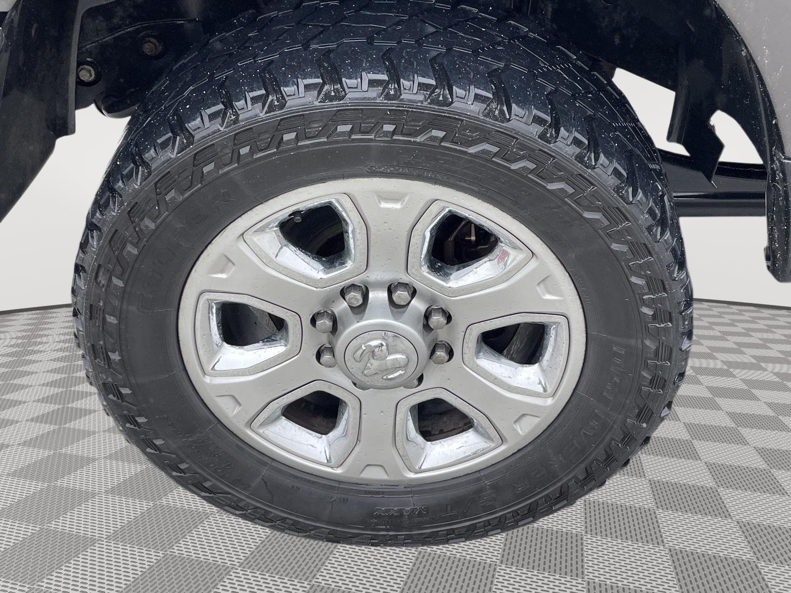 Vehicle photo 10