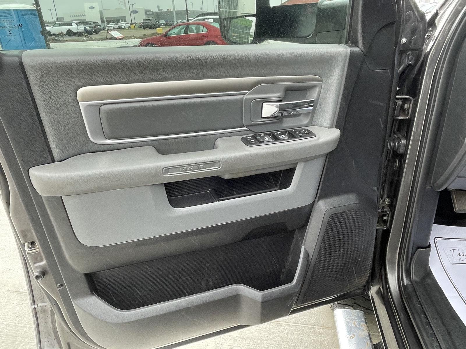 Vehicle photo 12