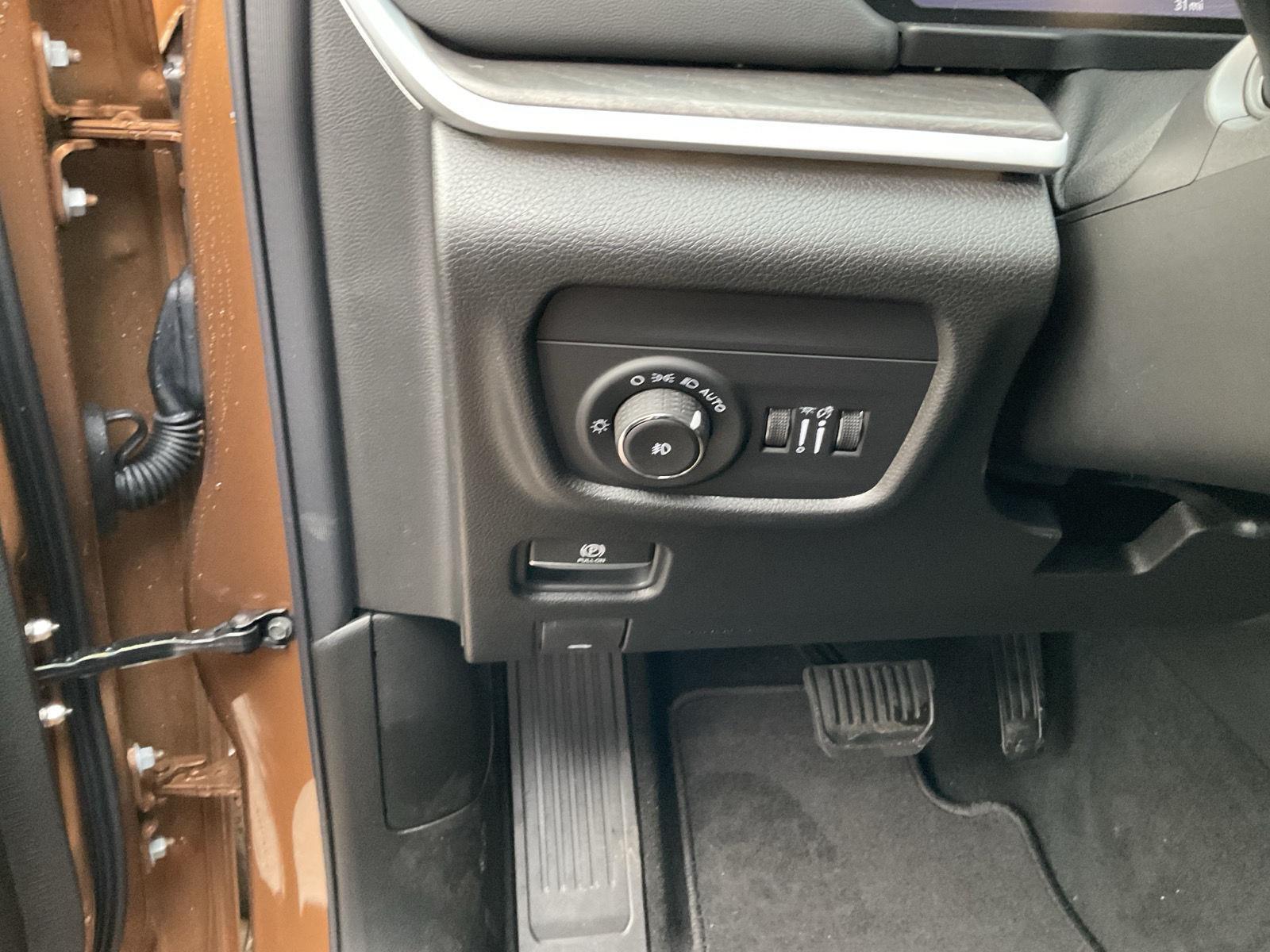 Vehicle photo 12