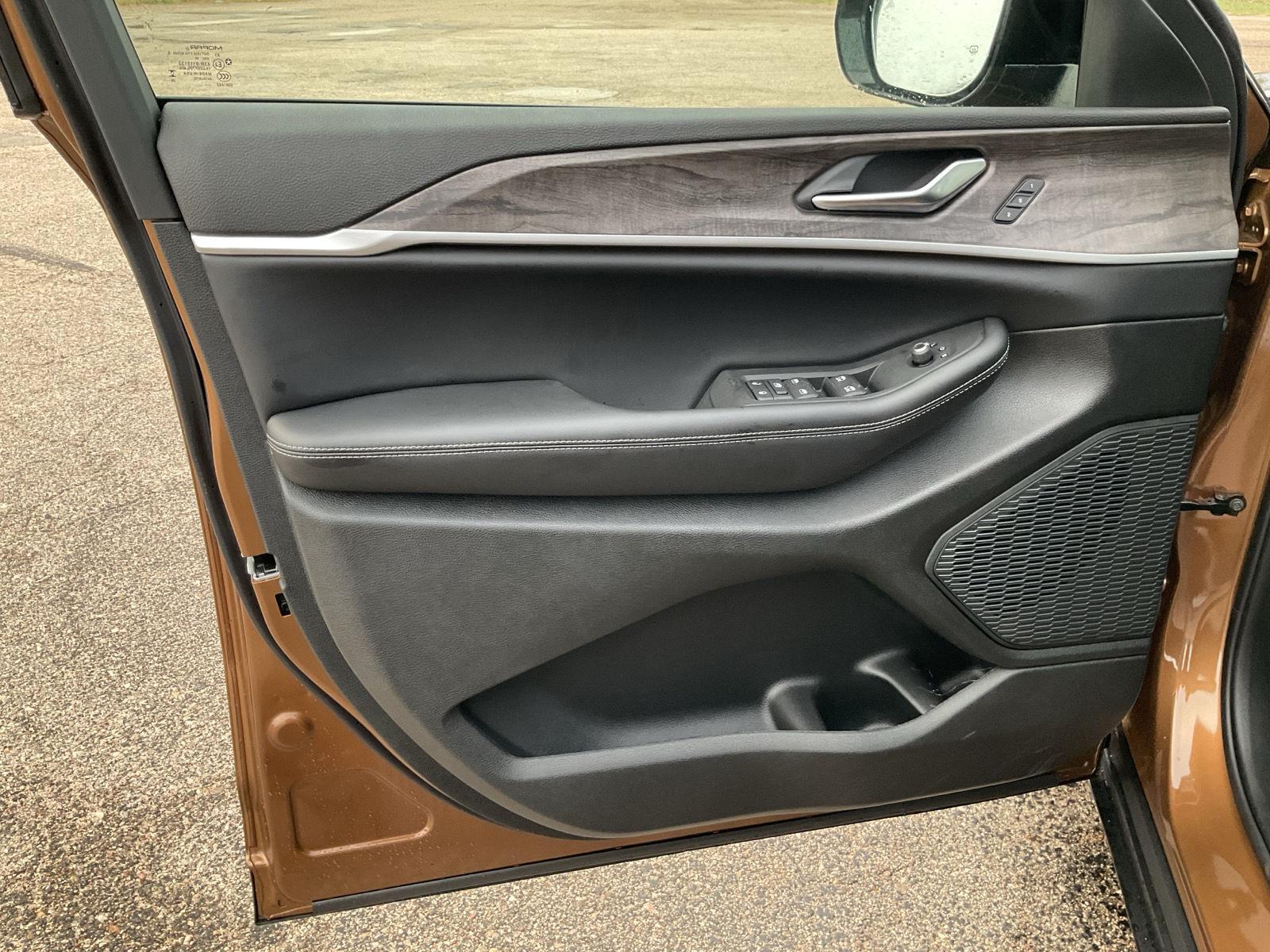 Vehicle photo 17