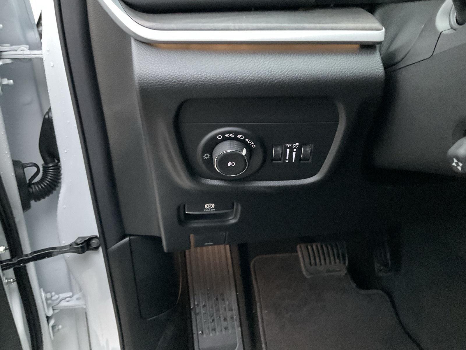Vehicle photo 12