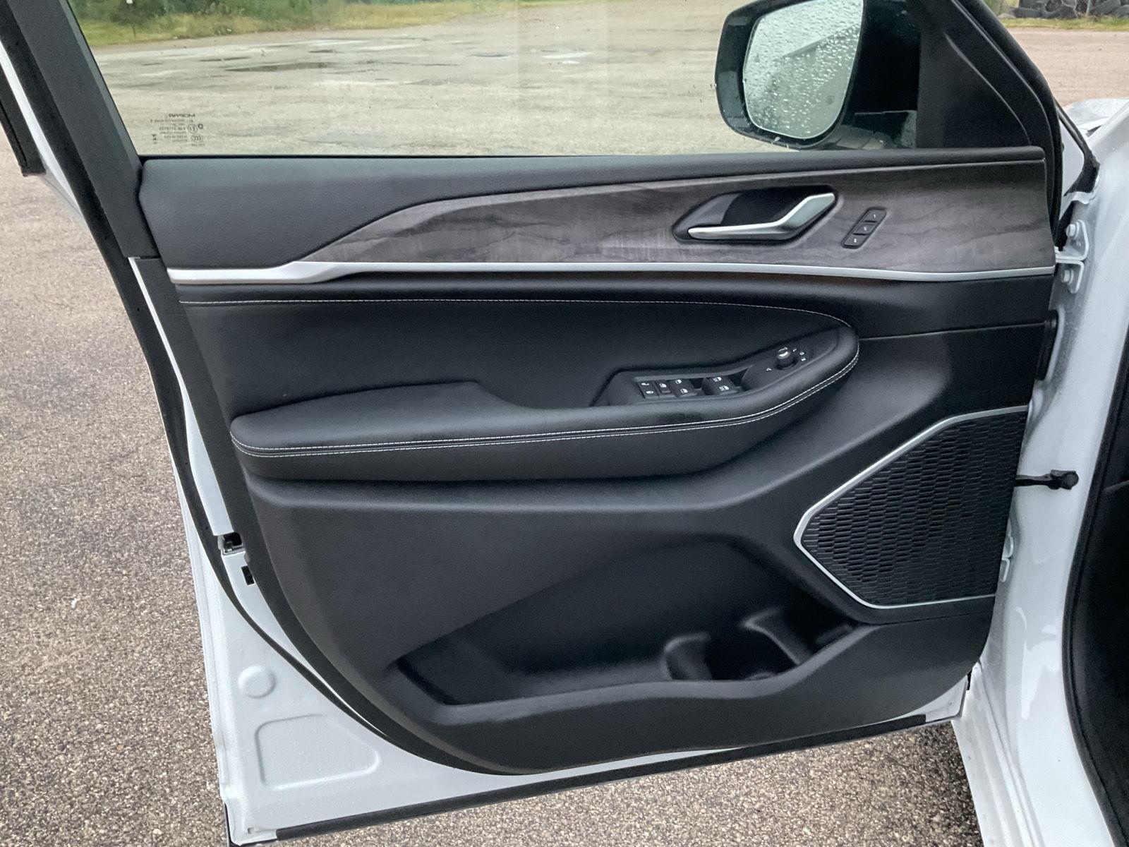 Vehicle photo 13
