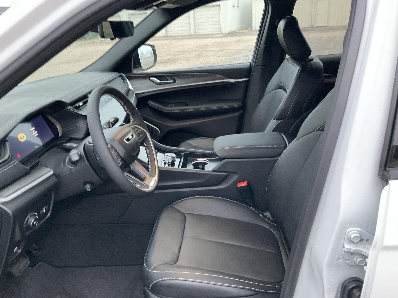 Vehicle photo 14