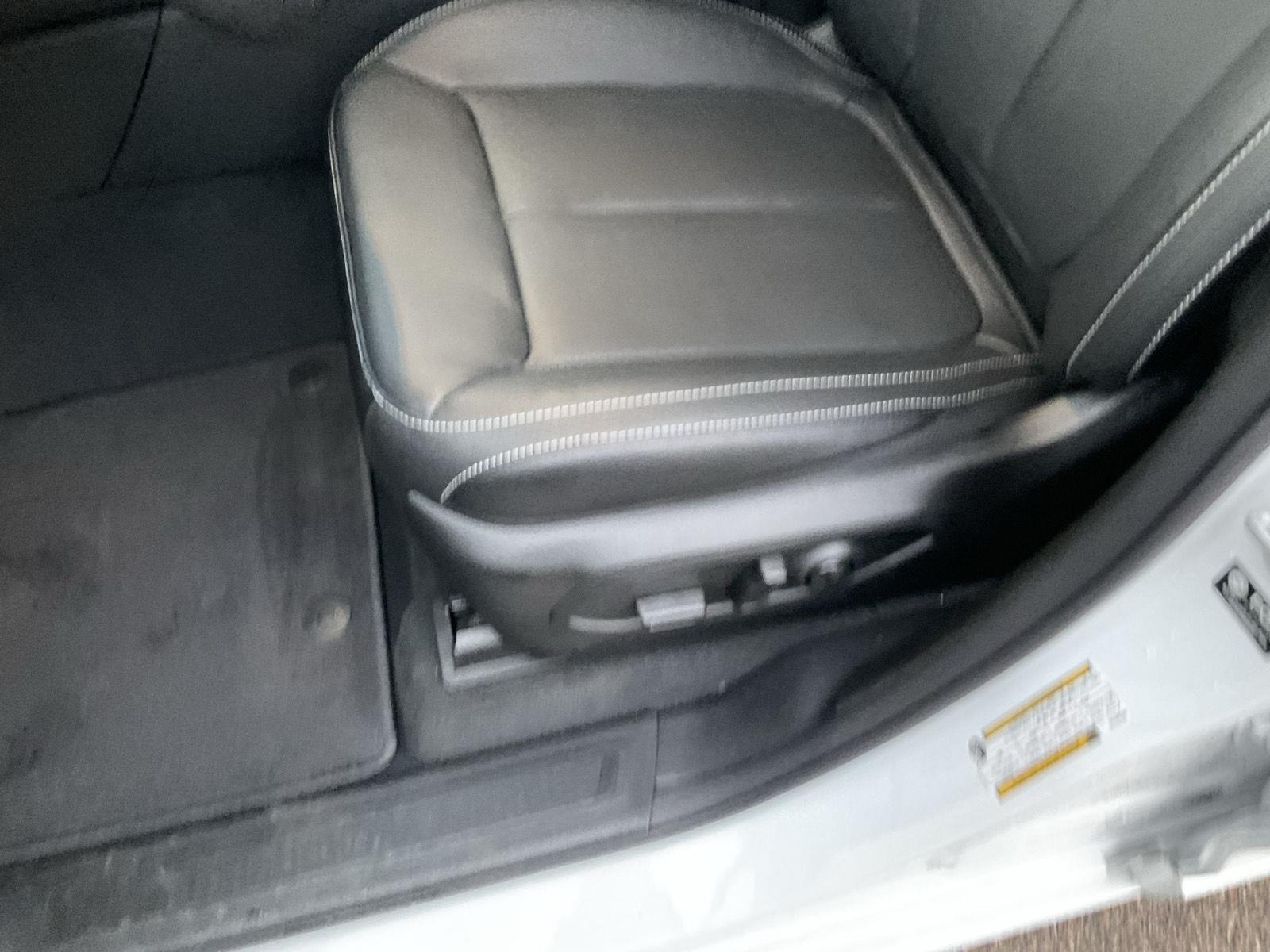 Vehicle photo 17