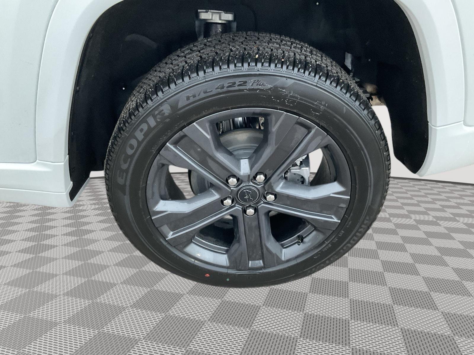 Vehicle photo 22