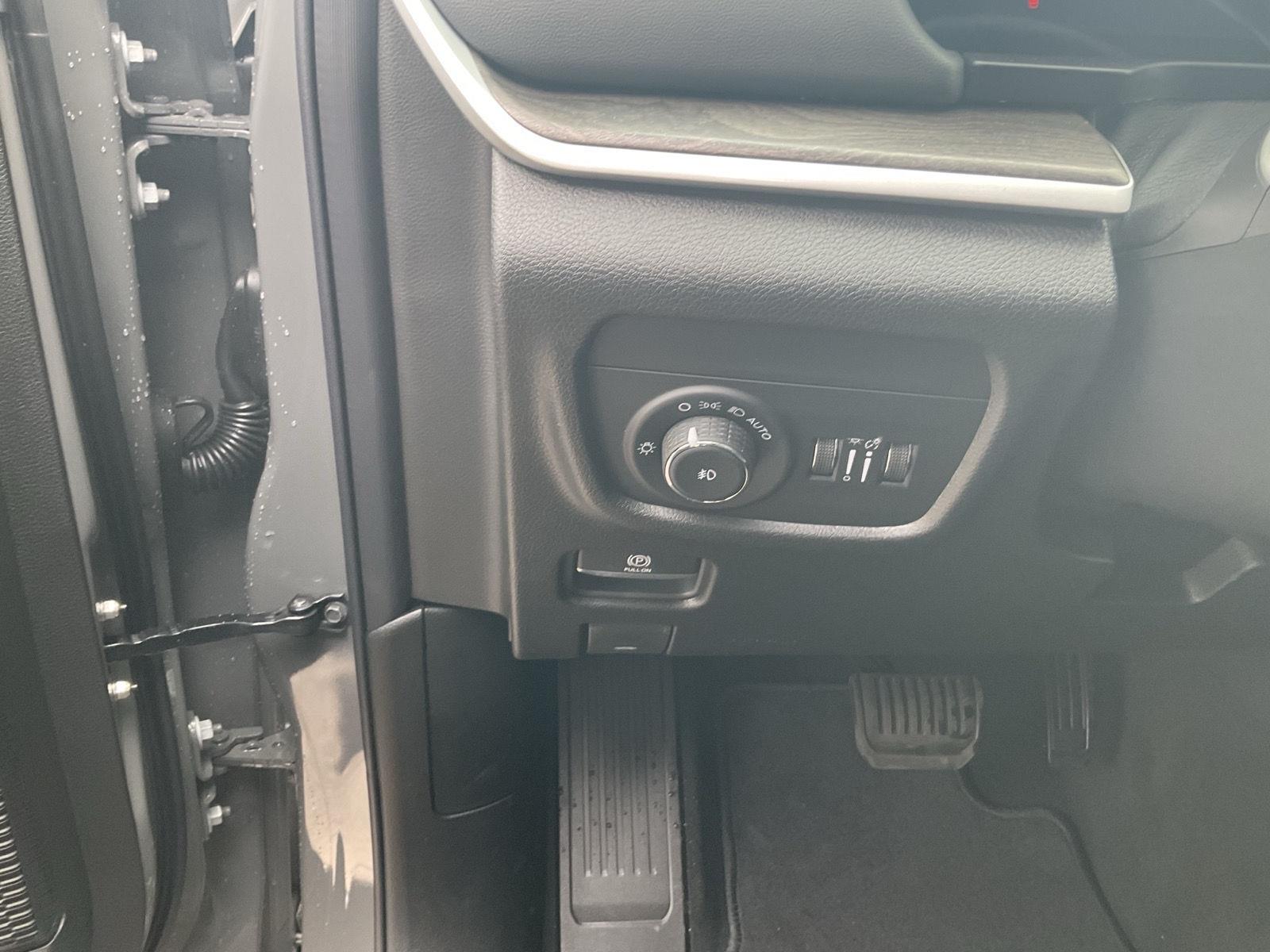 Vehicle photo 11
