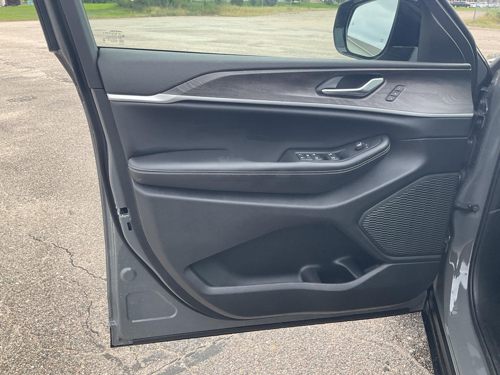 Vehicle photo 12
