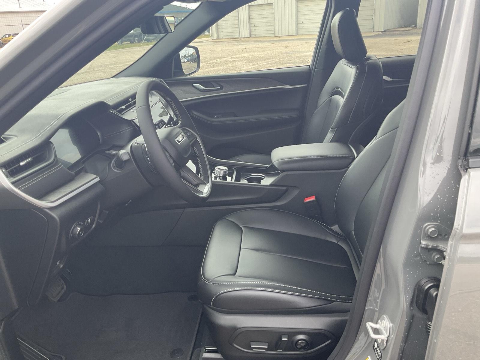 Vehicle photo 13
