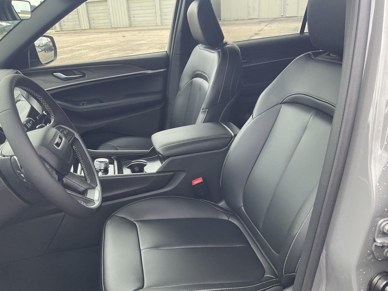 Vehicle photo 14