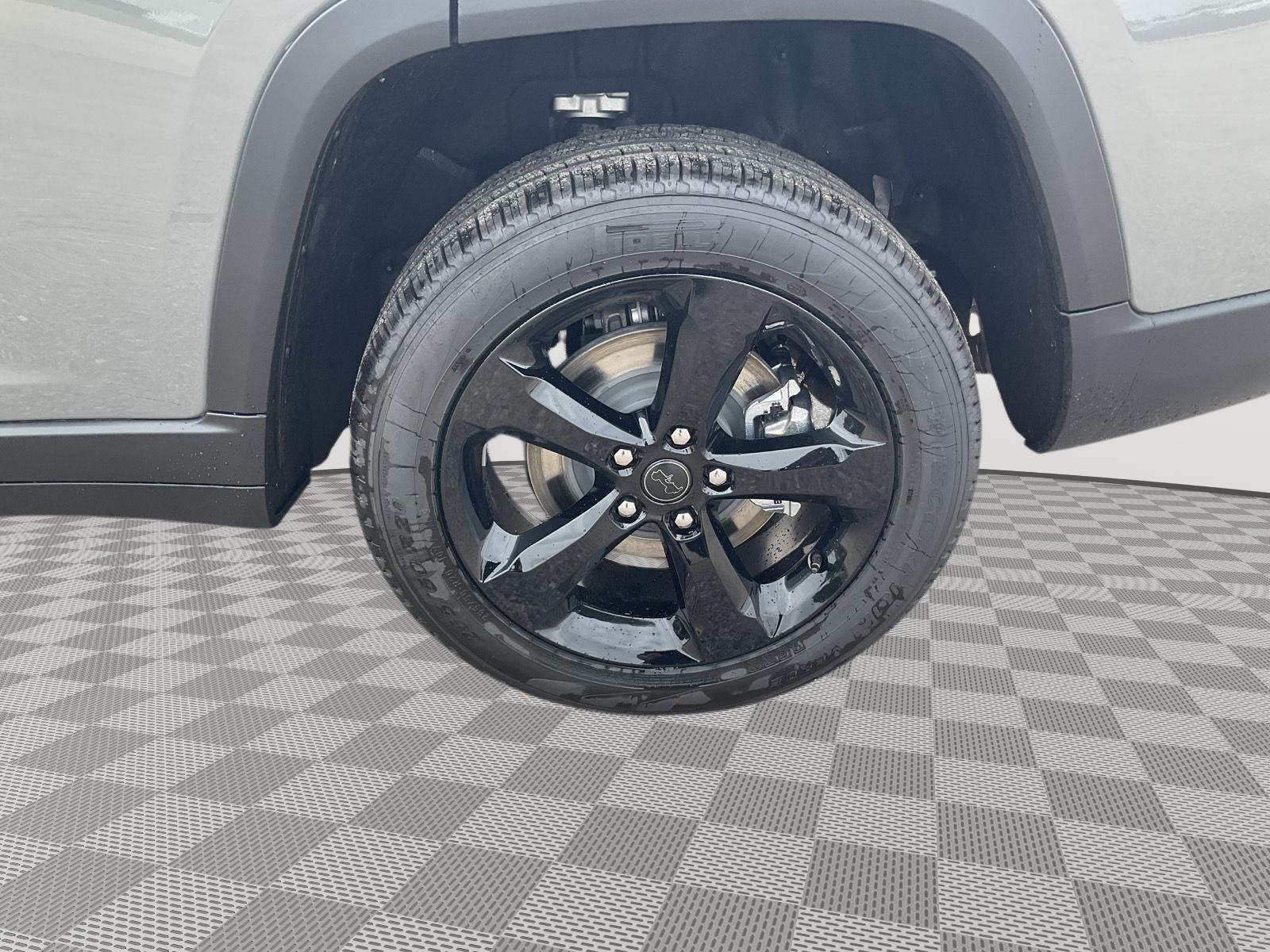 Vehicle photo 18