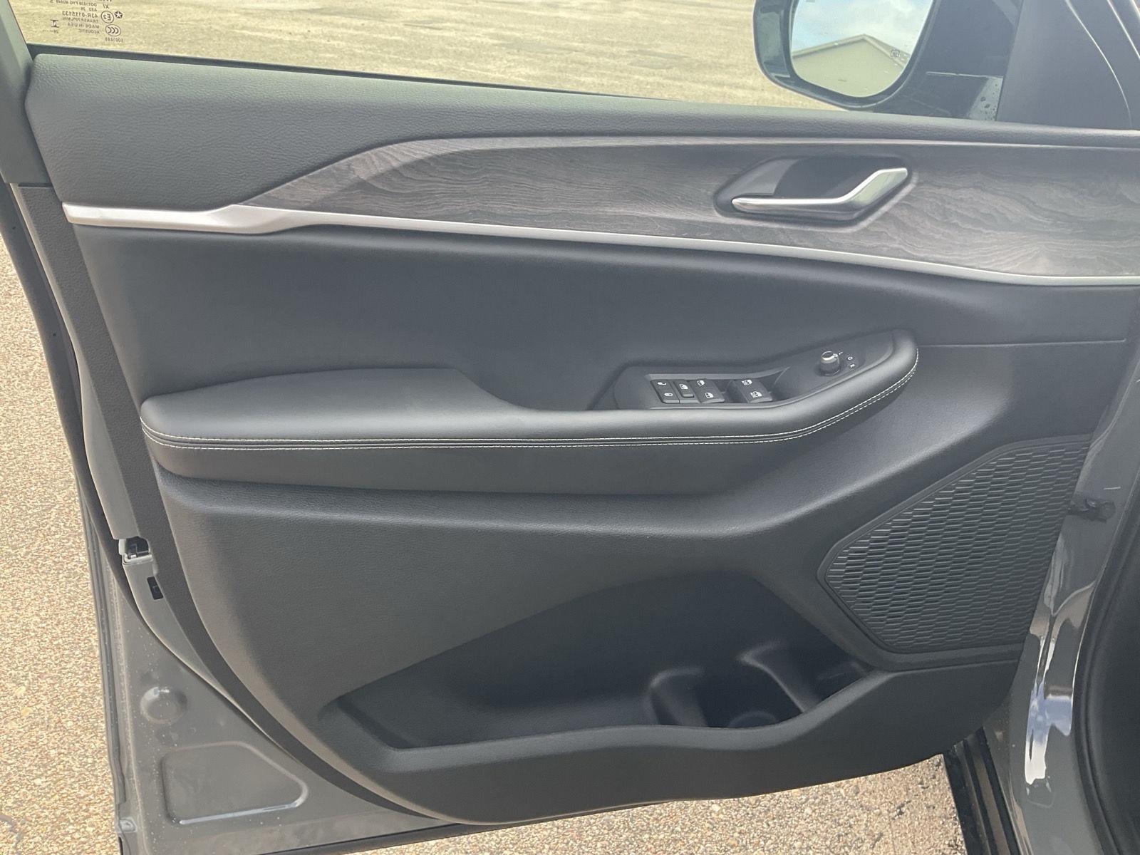Vehicle photo 12