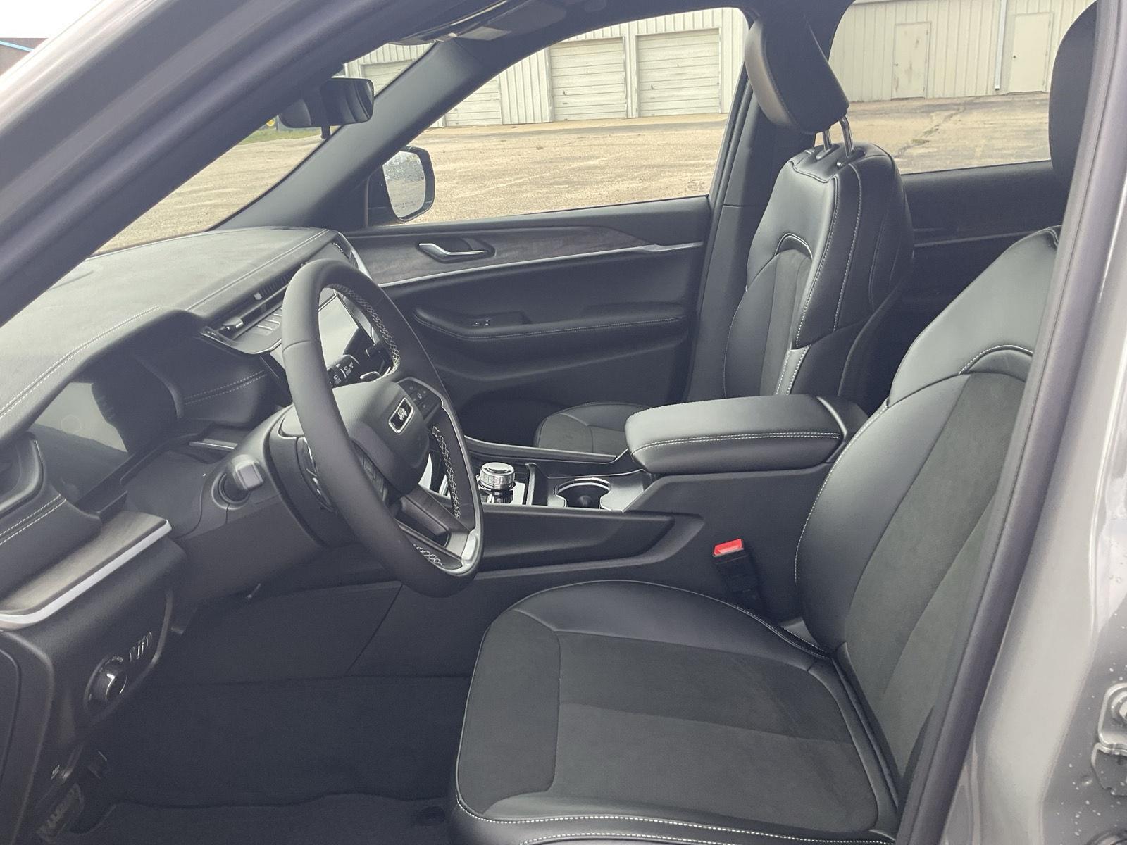 Vehicle photo 13